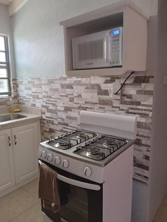 Michand Guest Apartments- Cozy One Or Two Bedroom- 5 Walk Minutes From Airport 10 Mins Drive To Oistins Or Beach Christ Church Exterior foto