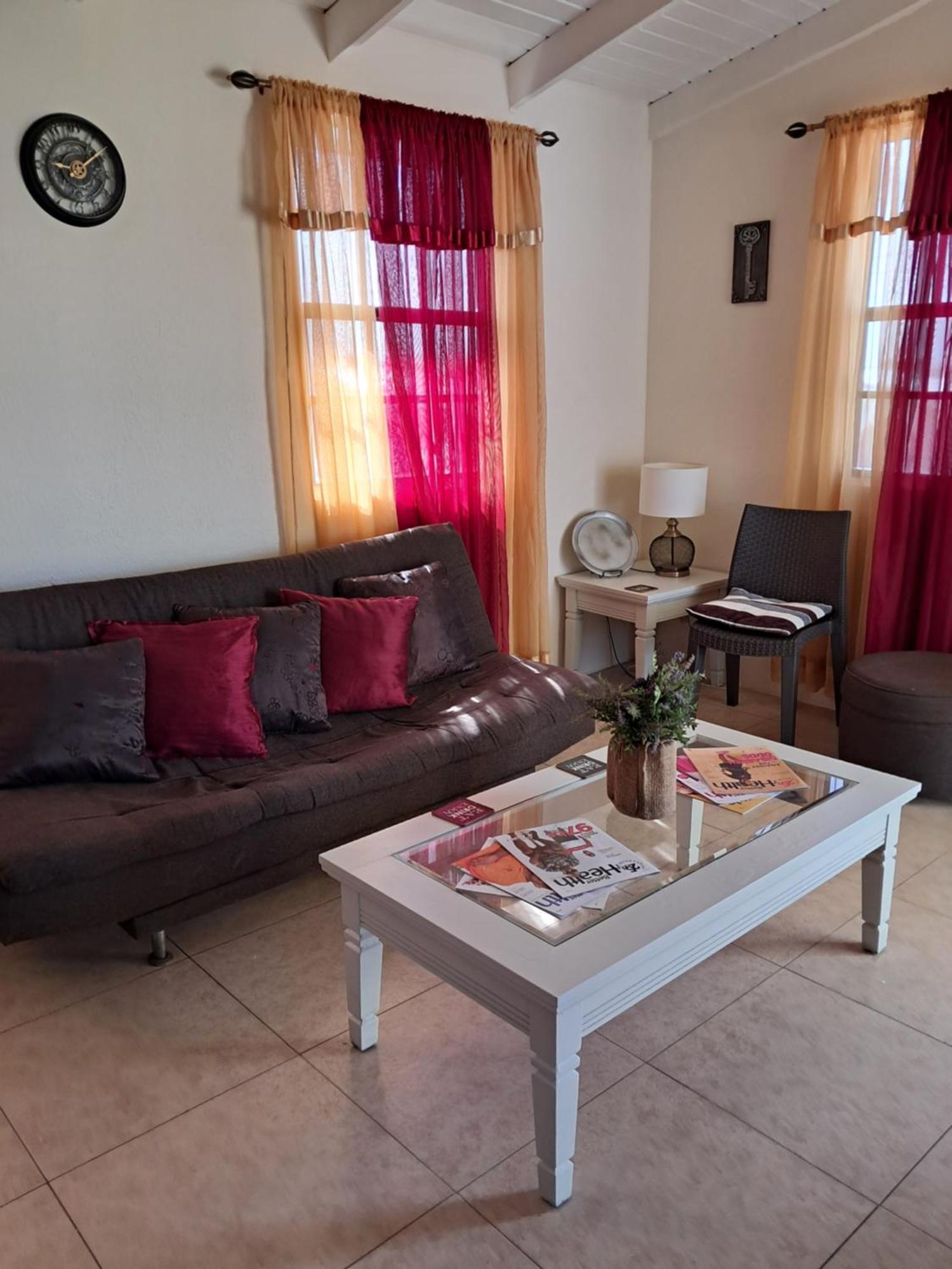 Michand Guest Apartments- Cozy One Or Two Bedroom- 5 Walk Minutes From Airport 10 Mins Drive To Oistins Or Beach Christ Church Exterior foto