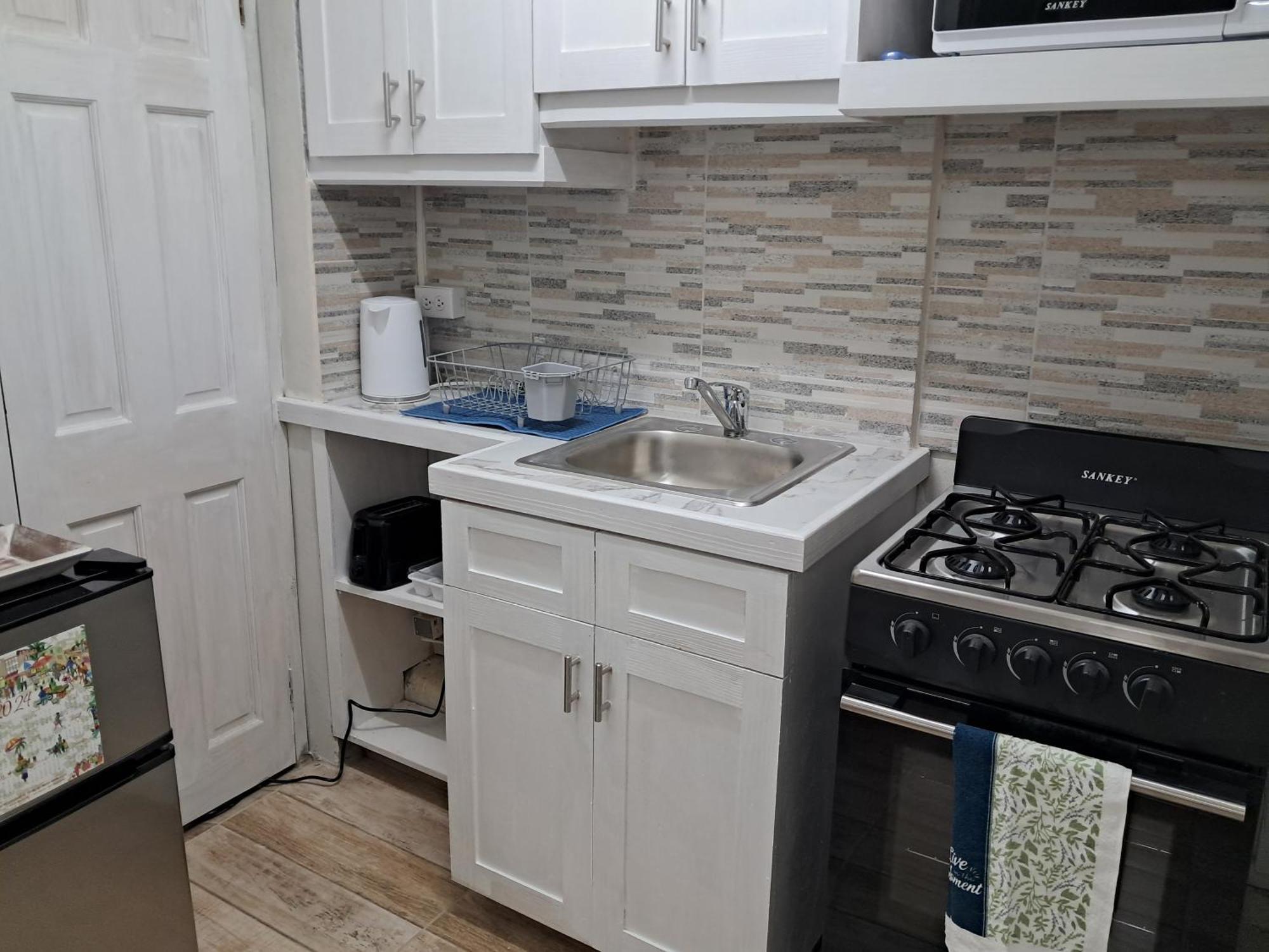 Michand Guest Apartments- Cozy One Or Two Bedroom- 5 Walk Minutes From Airport 10 Mins Drive To Oistins Or Beach Christ Church Exterior foto