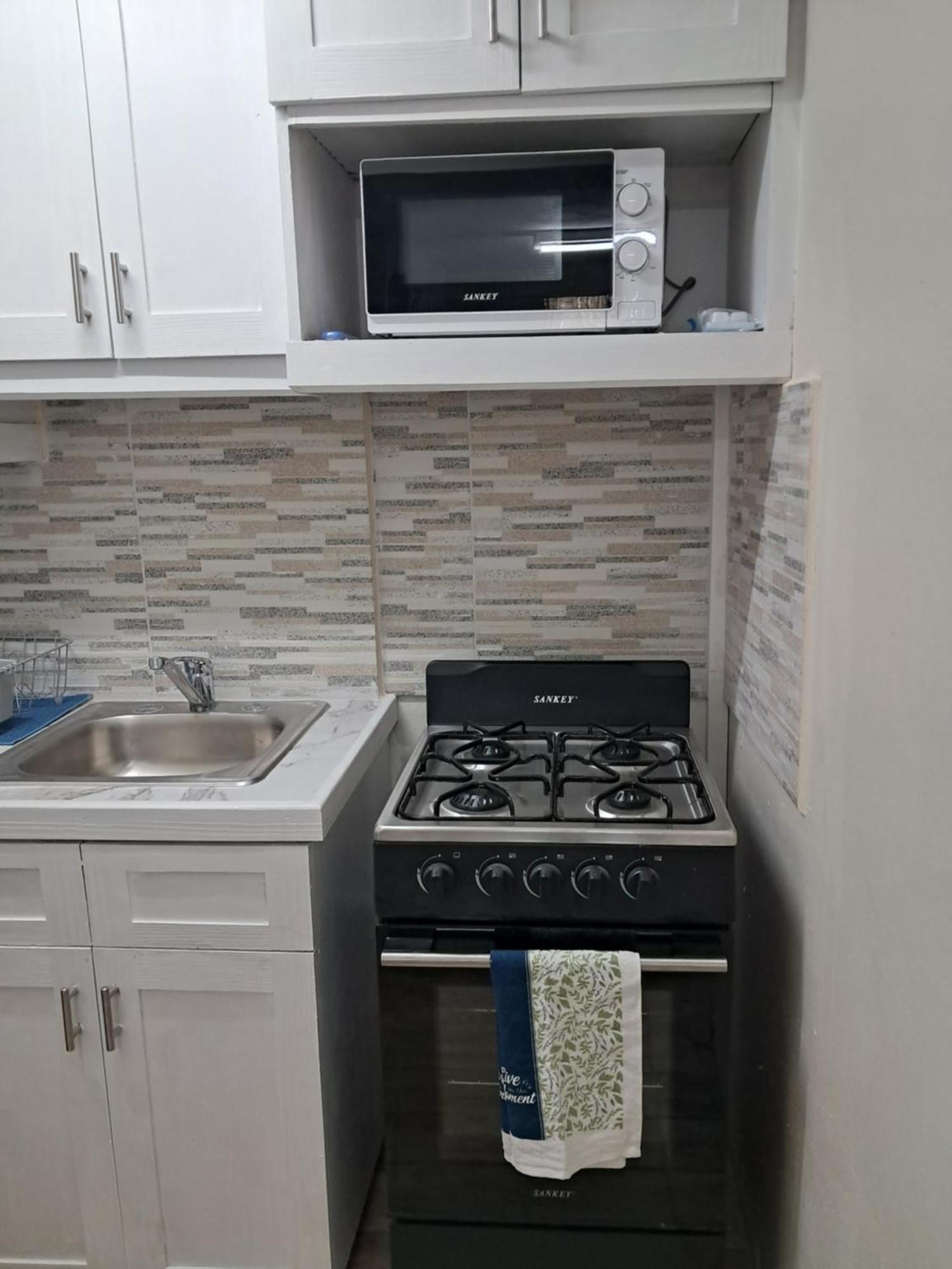 Michand Guest Apartments- Cozy One Or Two Bedroom- 5 Walk Minutes From Airport 10 Mins Drive To Oistins Or Beach Christ Church Exterior foto