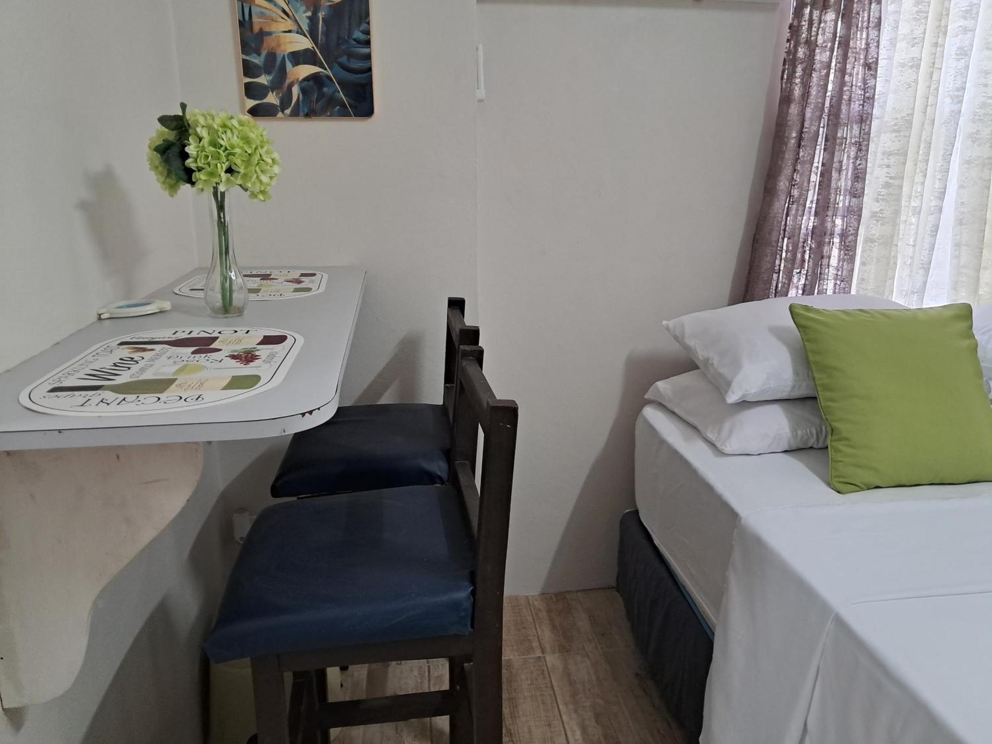 Michand Guest Apartments- Cozy One Or Two Bedroom- 5 Walk Minutes From Airport 10 Mins Drive To Oistins Or Beach Christ Church Exterior foto