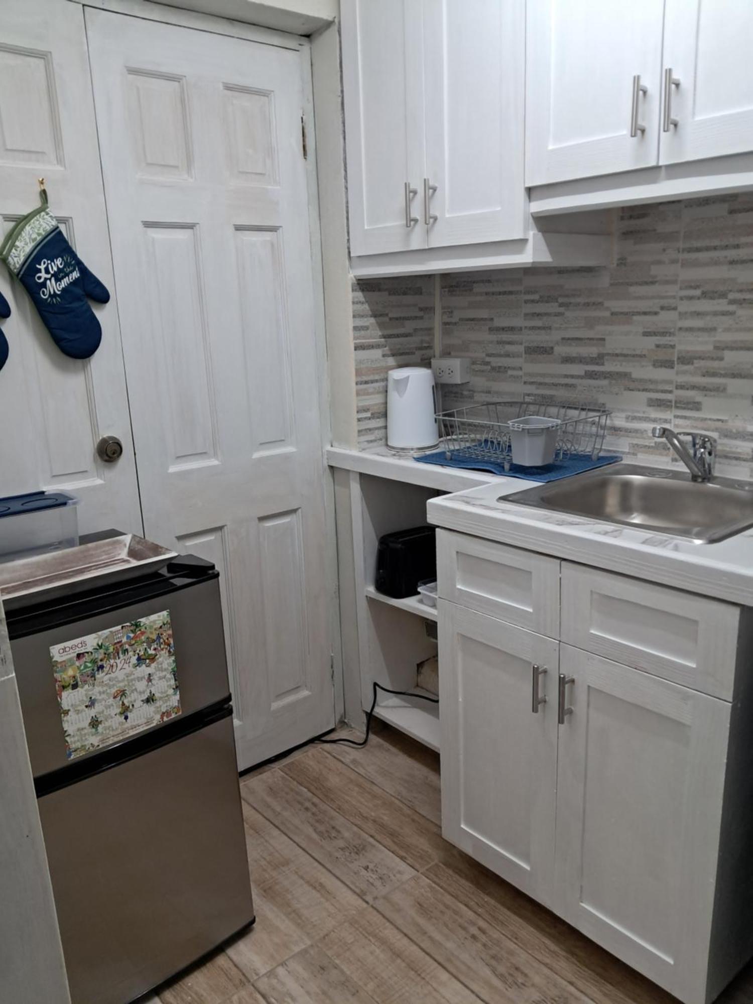 Michand Guest Apartments- Cozy One Or Two Bedroom- 5 Walk Minutes From Airport 10 Mins Drive To Oistins Or Beach Christ Church Exterior foto