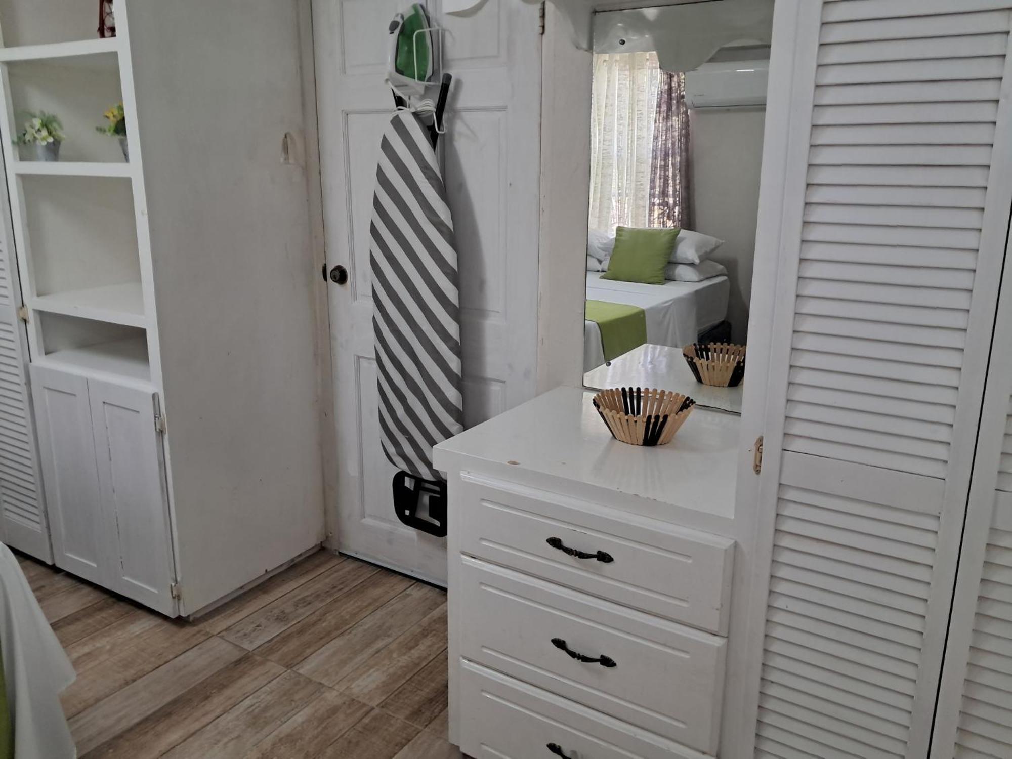 Michand Guest Apartments- Cozy One Or Two Bedroom- 5 Walk Minutes From Airport 10 Mins Drive To Oistins Or Beach Christ Church Exterior foto
