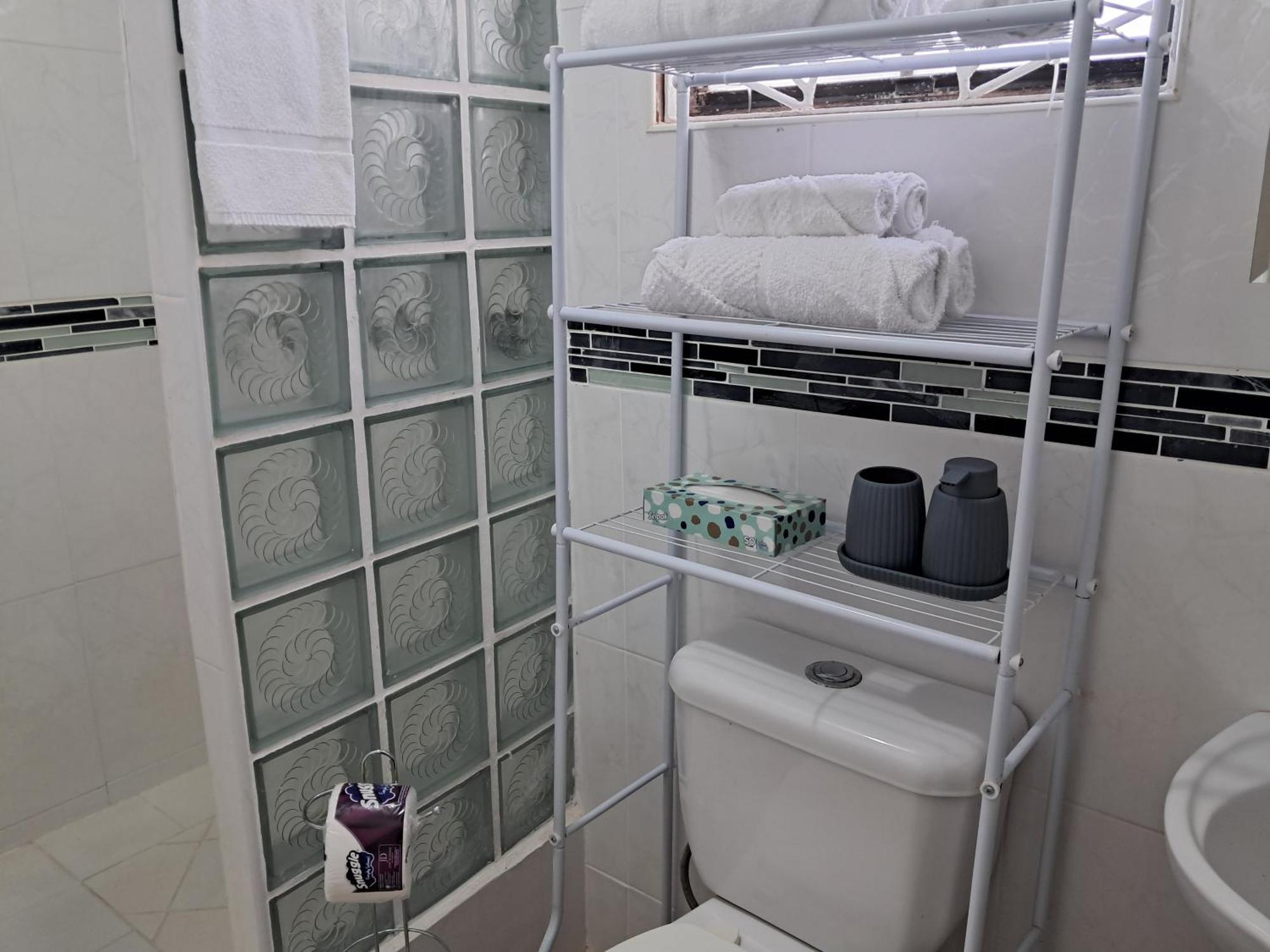Michand Guest Apartments- Cozy One Or Two Bedroom- 5 Walk Minutes From Airport 10 Mins Drive To Oistins Or Beach Christ Church Exterior foto